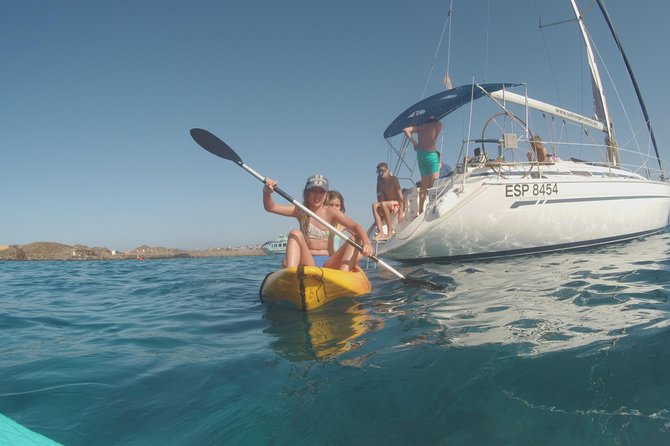 4h - Extended Private Sailing Tour around the Lobos Island - Lunch, drinks, and the onboard vibe (including music)