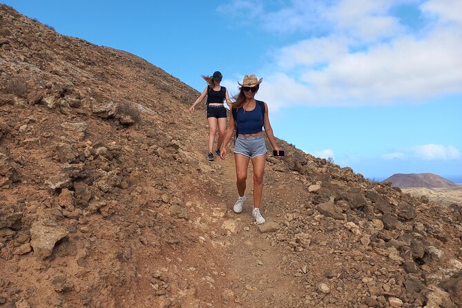 A volcano hike - Montana de Escanfraga start: guided crater hike with real stops