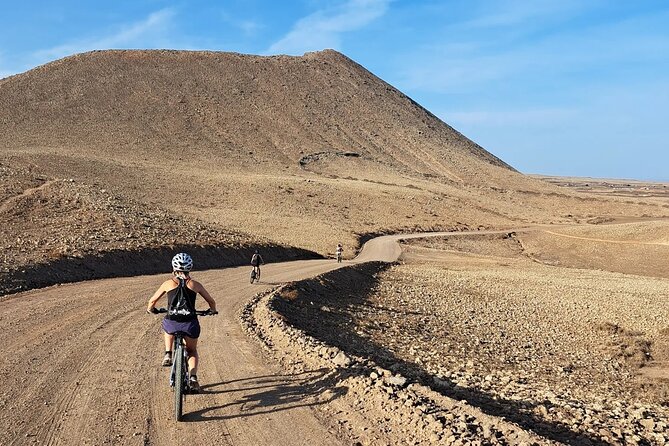 Barranco E Bike Tour in Corralejo North of Fuerteventura - Stop 2: Calderón Hondo facts without the climb