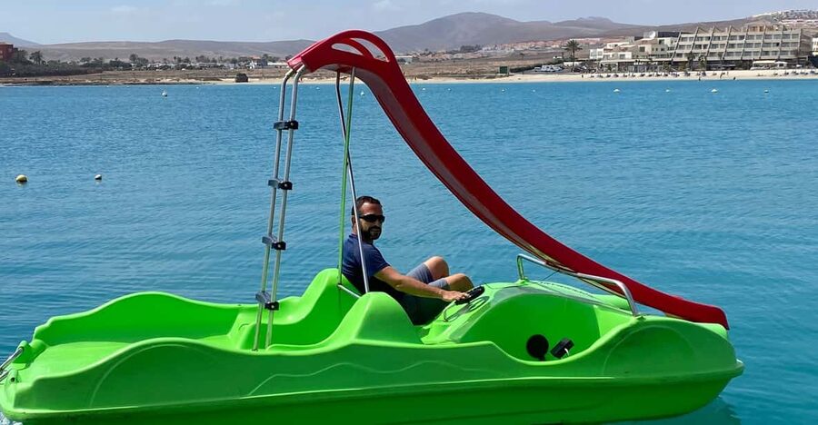 Caleta de Fuste: Pedalo with slide rental - 30 or 60 Minutes of Pedaling Across Caleta de Fuste