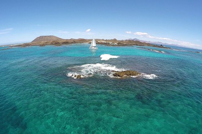 Exclusive Sailing Catamaran Experience to Lobos Island with lunch - Isla de Lobos without stepping ashore: why that’s the plan