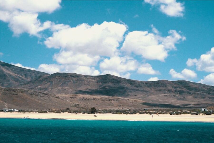From Fuerteventura: Lanzarote Volcano and Wine Region Tour - From Fuerteventura to Lanzarote in one smooth day