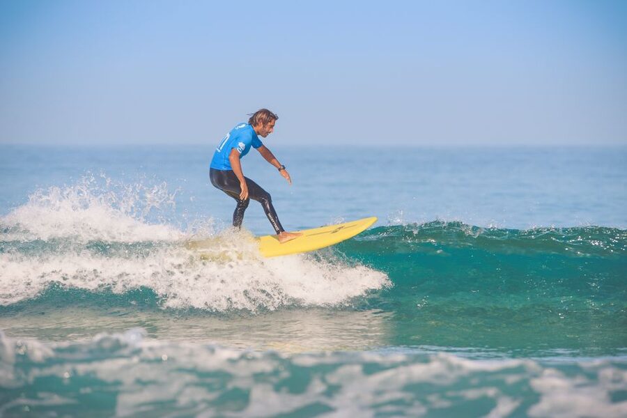 Intermediate & Advenced Surf Course in Fuerteventura's south - The daily flow: shuttle, warm-up, land lesson, then water coaching