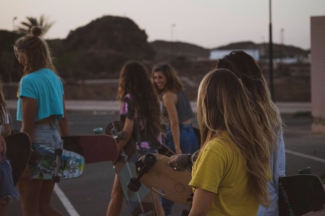 Lezioni di Surf per Beginner e Intermedi (6 persone a istruttore) - Language and lesson pace: English coaching with safety first
